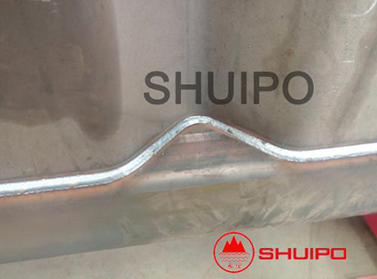 Automatic corrugated plate welding robot