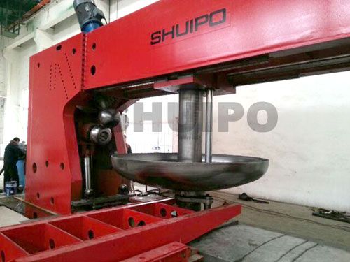 Dished head spinning machine